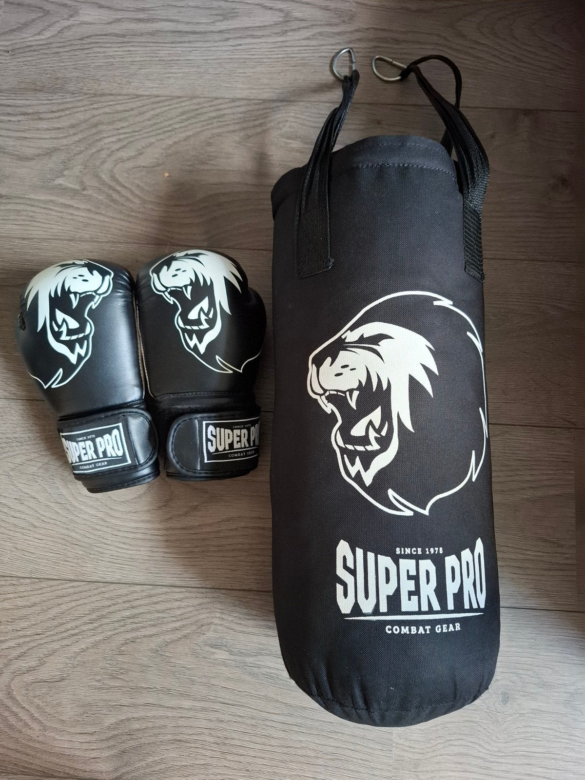 Super Pro Combat Gear Bokszakset:bokszak met handschoenen, Sport en Fitness, Overige, Maat XS of kleiner, Vechtsportmateriaal