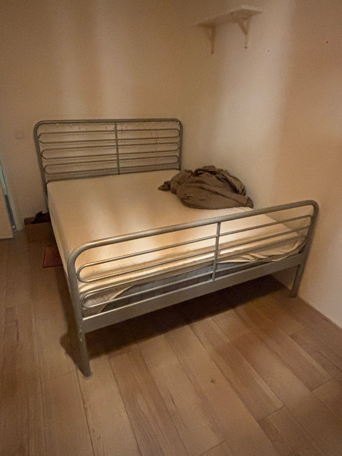 Tweepersoonsbed met metalen frame en lattenbodem, Ophalen, Gebruikt, Tweepersoons, 200 cm