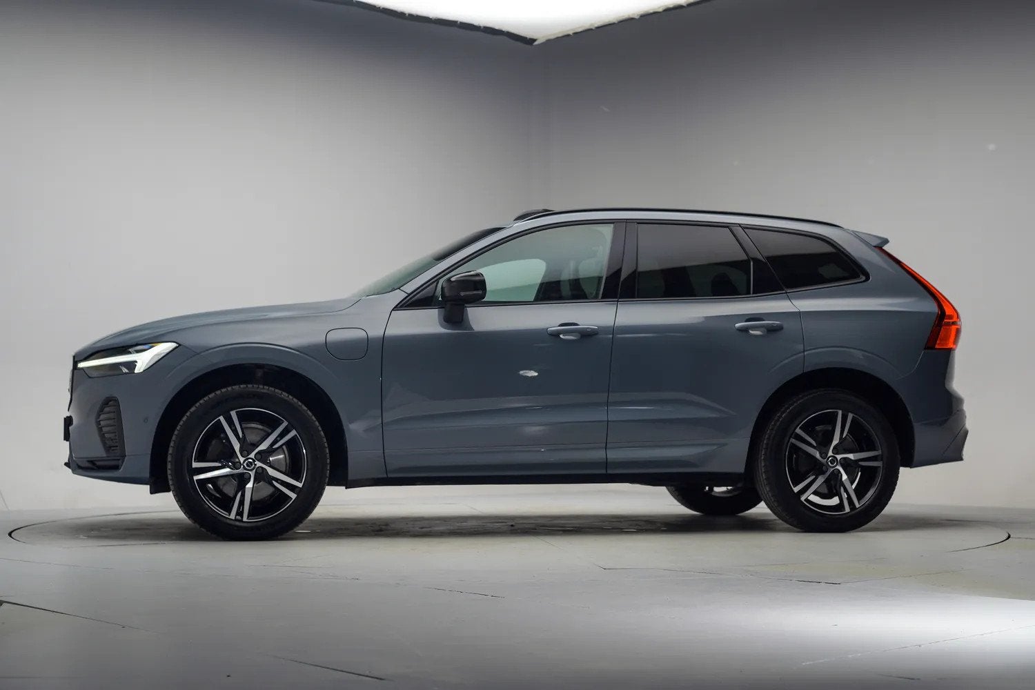 Volvo XC60 T6 AWD Recharge R Design [ HUD Panorama Harman/Ka, Auto's, Automaat, Gebruikt, 1969 cc, Lichtsensor