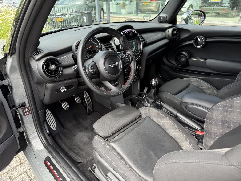 MINI Cooper 1.5 Chili JCW Pakket I Clima I Xenon I H&K I Cru, Voorwielaandrijving, Gebruikt, 4 stoelen, Leder en Stof