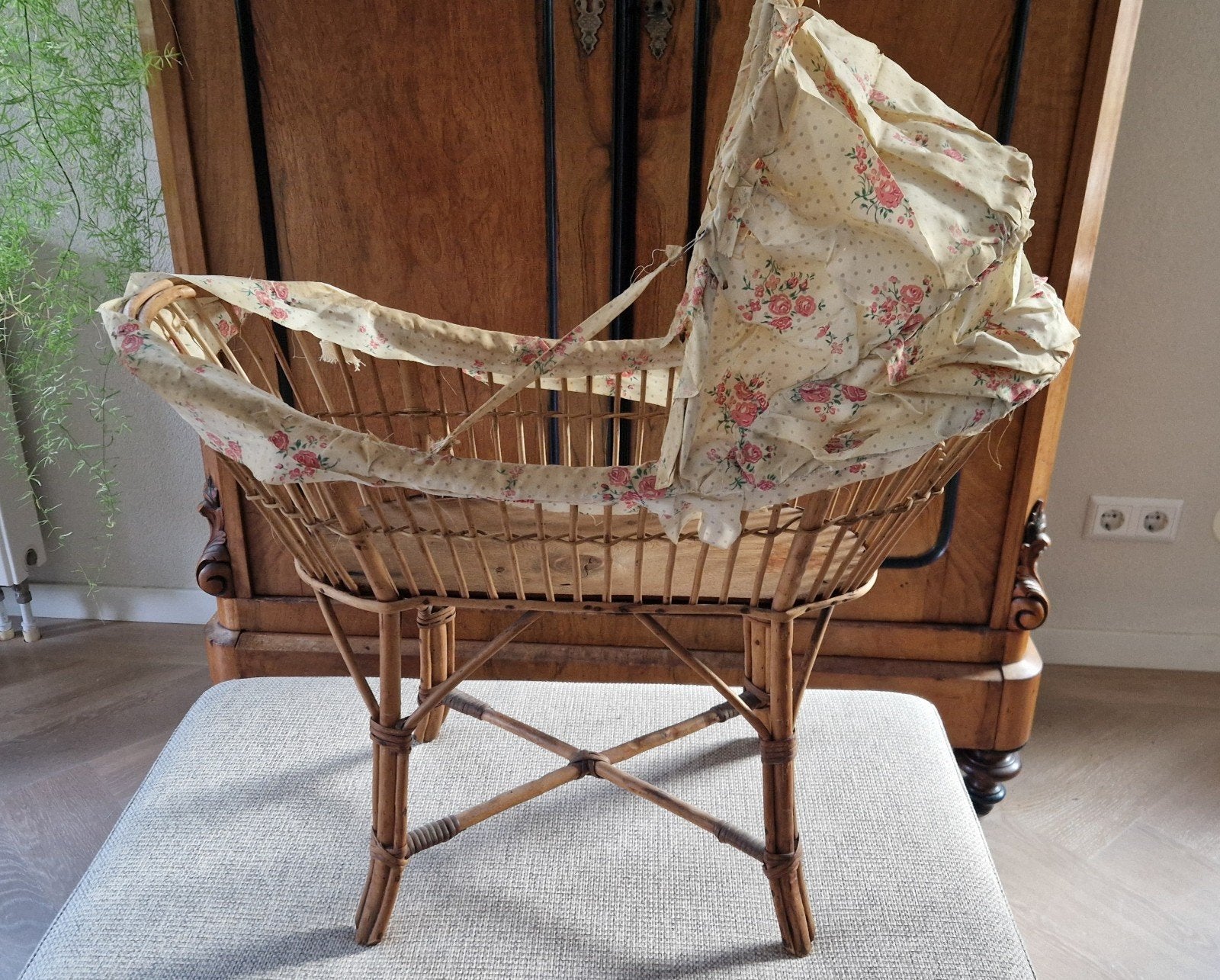Vintage rieten poppenwieg met stukje bekleding als voorbeeld, Ophalen