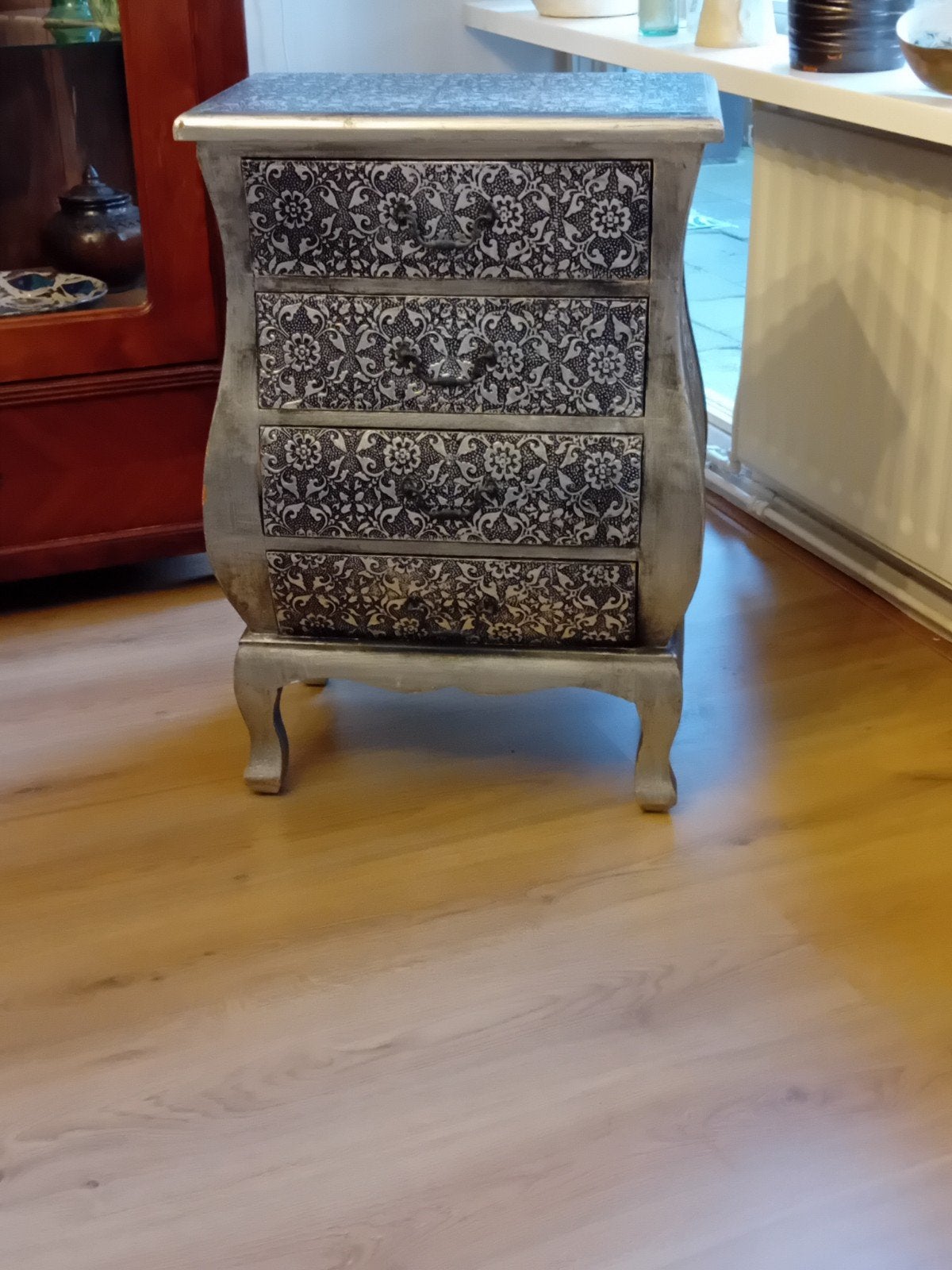 Decoratieve ladekast met sierlijk patroon, Ophalen, Minder dan 50 cm, Gebruikt, Decoratief, Barok-achtig