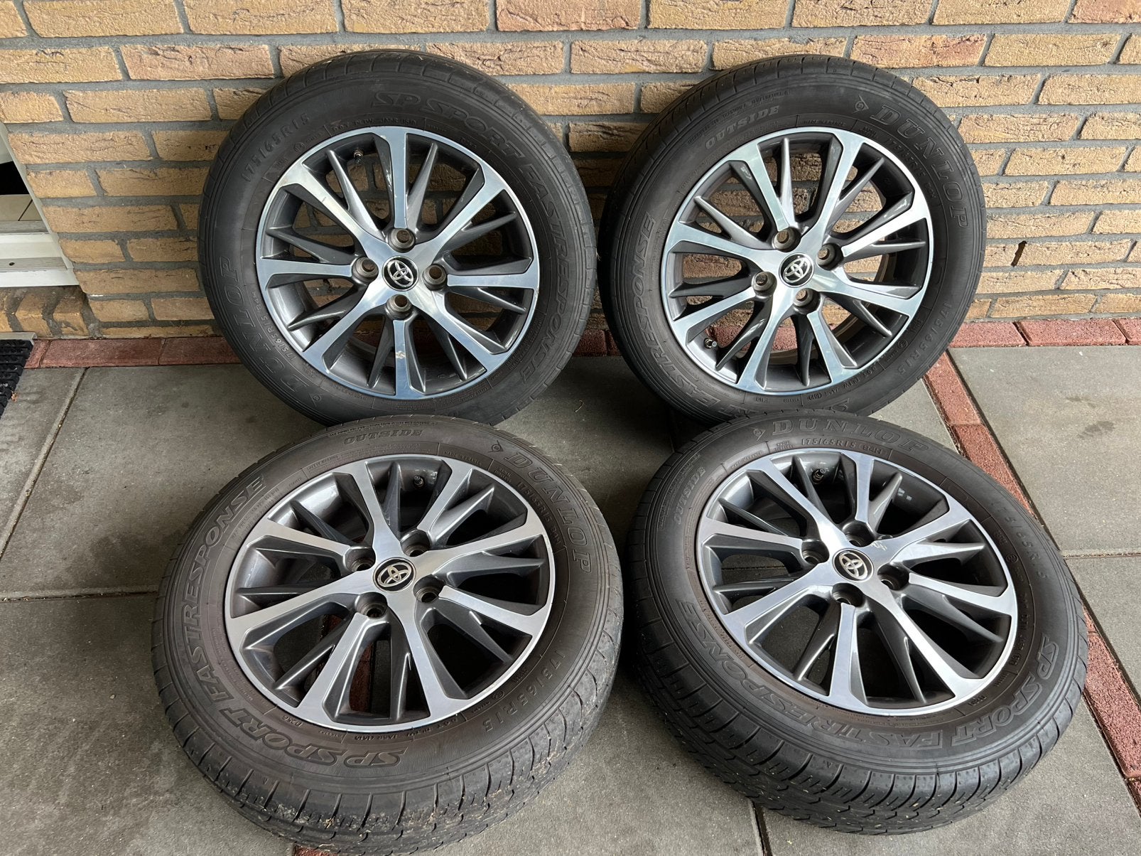 15 inch ORG Toyota yaris velgen met banden 4x100, Ophalen, 15 inch, 175 mm, Banden en Velgen