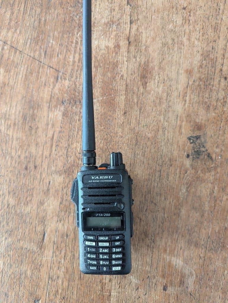 Yaesu FTA-250L air band transceiver, Telecommunicatie, Zenders en Ontvangers, Ophalen of Verzenden, Zo goed als nieuw, Zender en Ontvanger