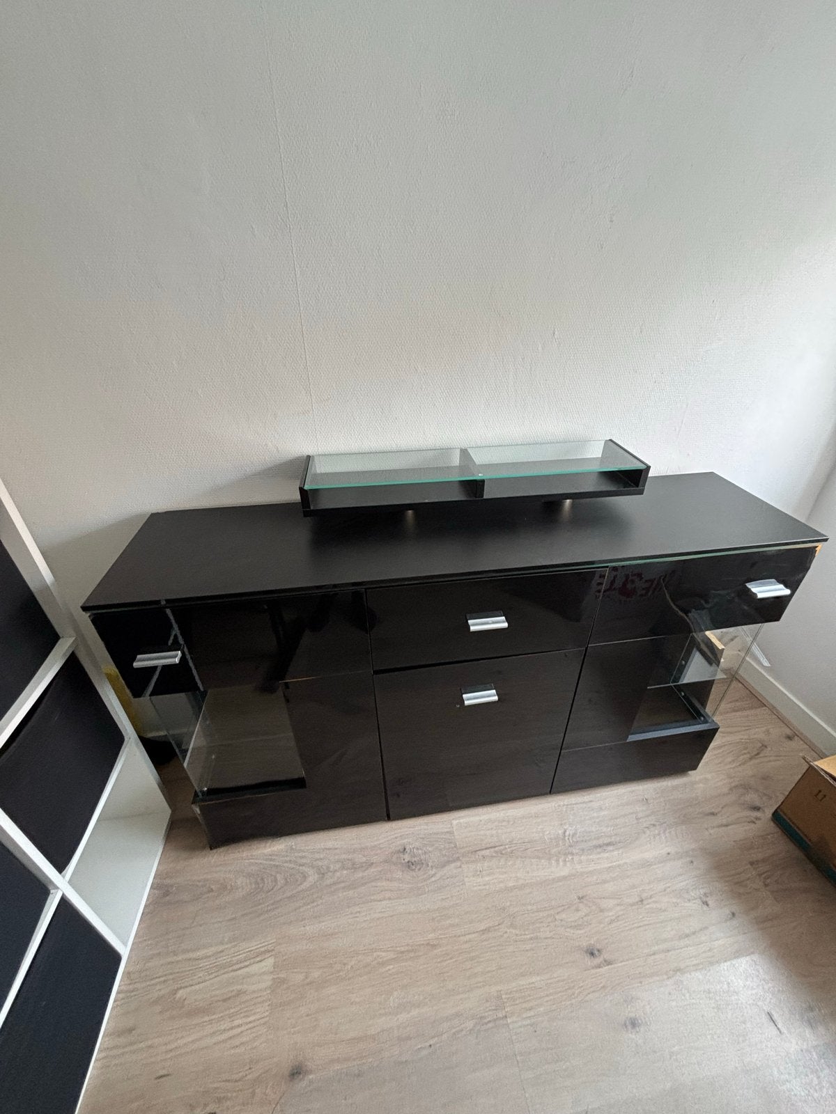 Zwart dressoir met glazen m, Ophalen, Gebruikt, 150 tot 200 cm, Met lade(s)