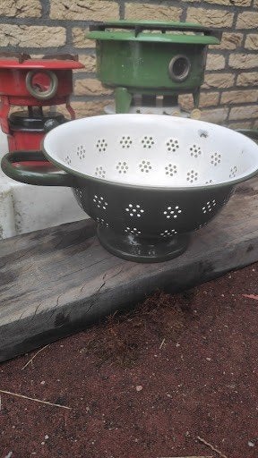 Brocante Geëmailleerde Vergiet op Voet (Donkergroen / Wit), Ophalen of Verzenden