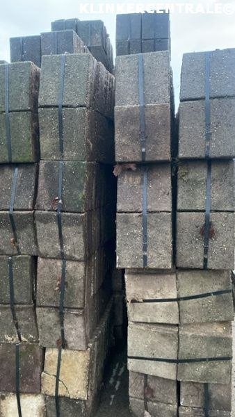 340m2 grijs, gebruikte betontegels 30x30x4,5cm terrastegels.