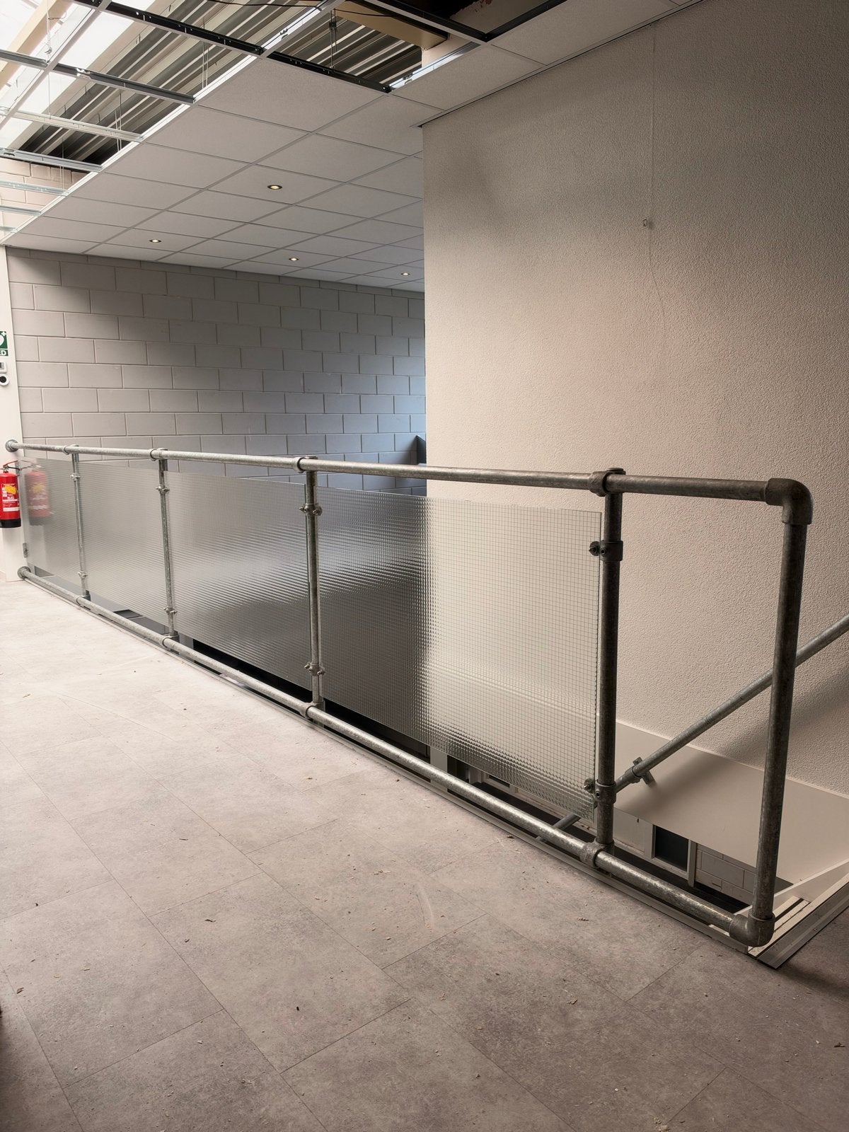 Industriële balustrade met glazen panelen en armleuning, Ophalen of Verzenden, Zo goed als nieuw