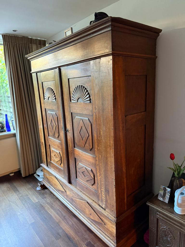 Antieke houten kledingkast met decoratieve panelen, Ophalen