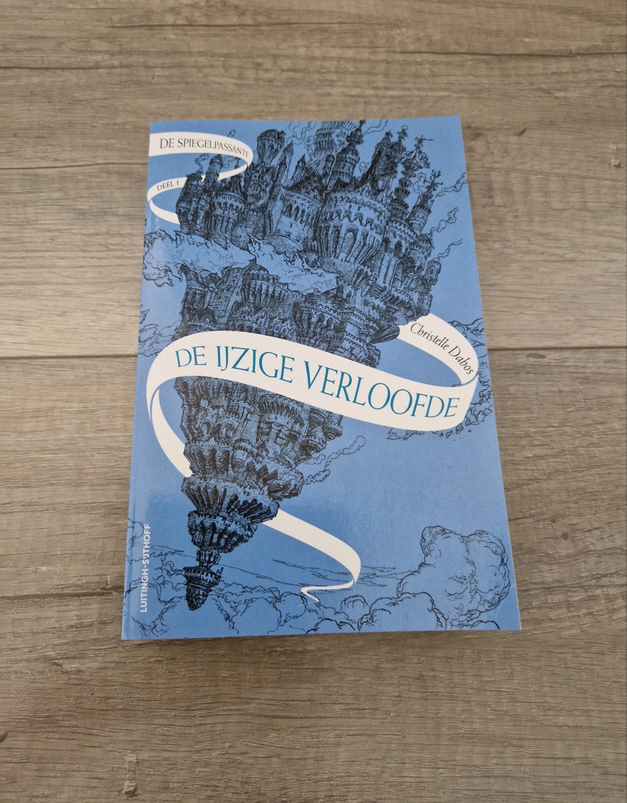 Boek ijzige verloofde christelle dabos spiegelpassante de ya, Ophalen of Verzenden, Zo goed als nieuw