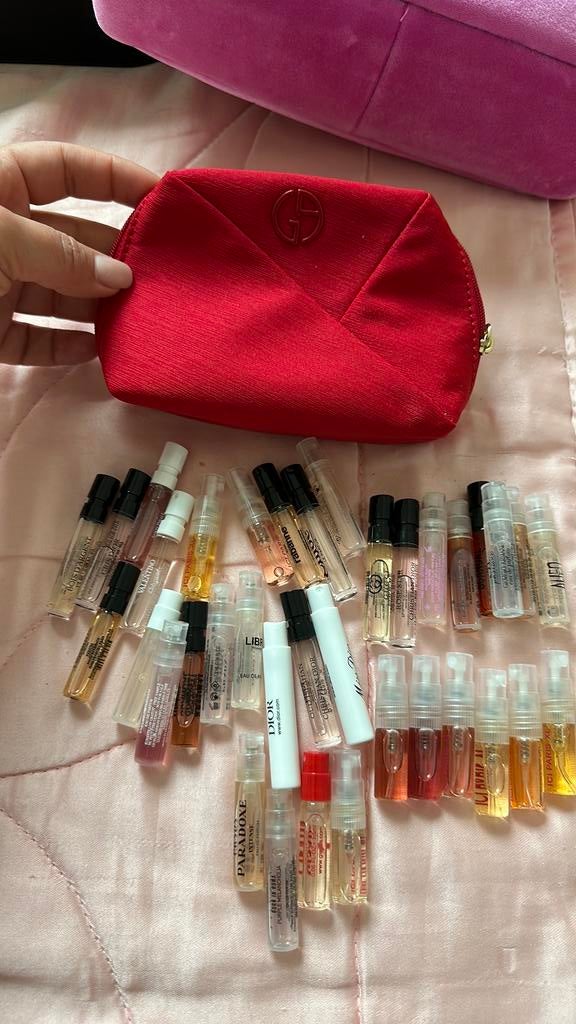 Armani pouch met 36 samples, Sieraden, Tassen en Uiterlijk, Uiterlijk | Cosmetica en Make-up, Zo goed als nieuw, Gehele gezicht