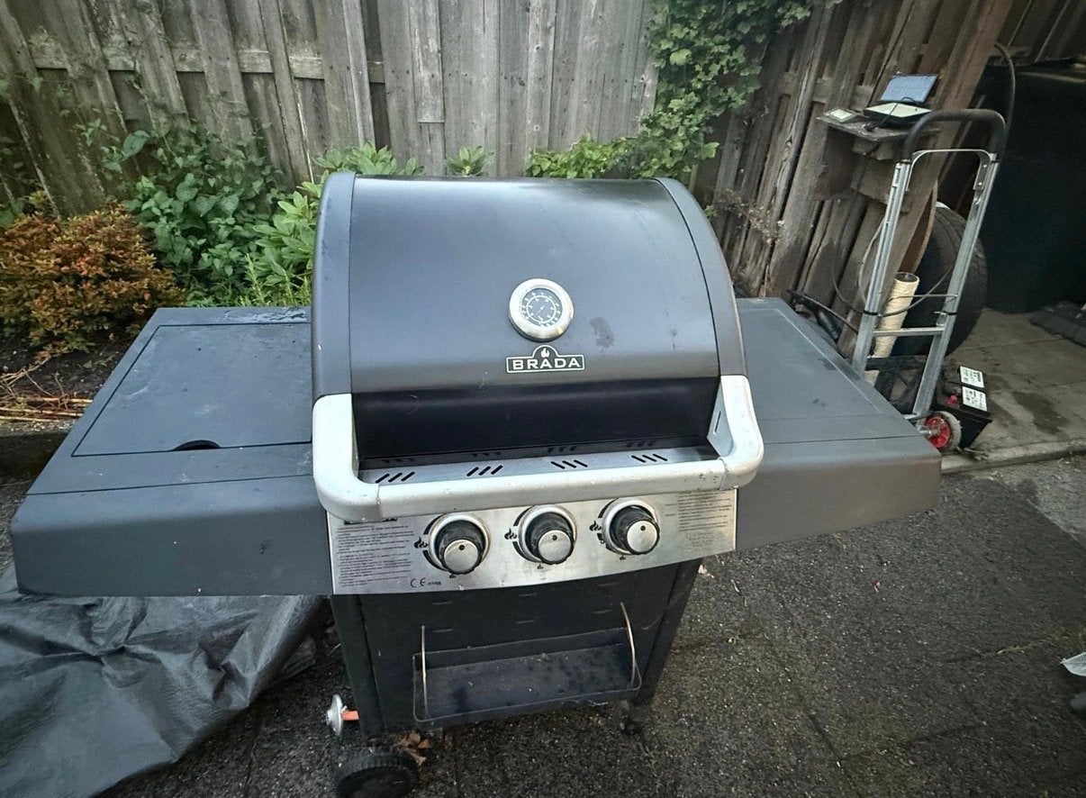 BRADA Gasbarbecue met zijbrander en hoes, Ophalen, Gebruikt