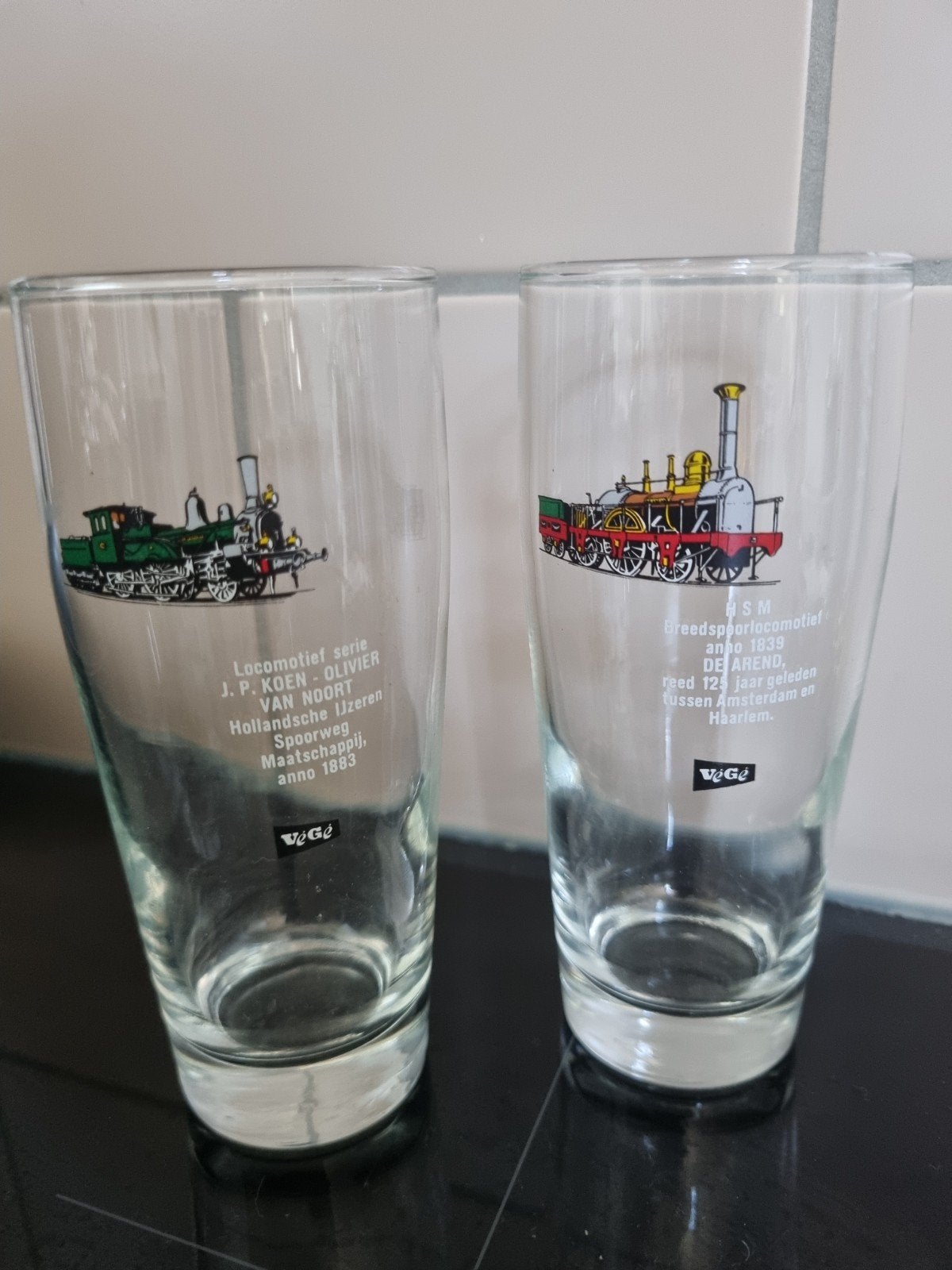 2 vintage bierglazen Végé locomotieven, Ophalen of Verzenden, Zo goed als nieuw, Trein
