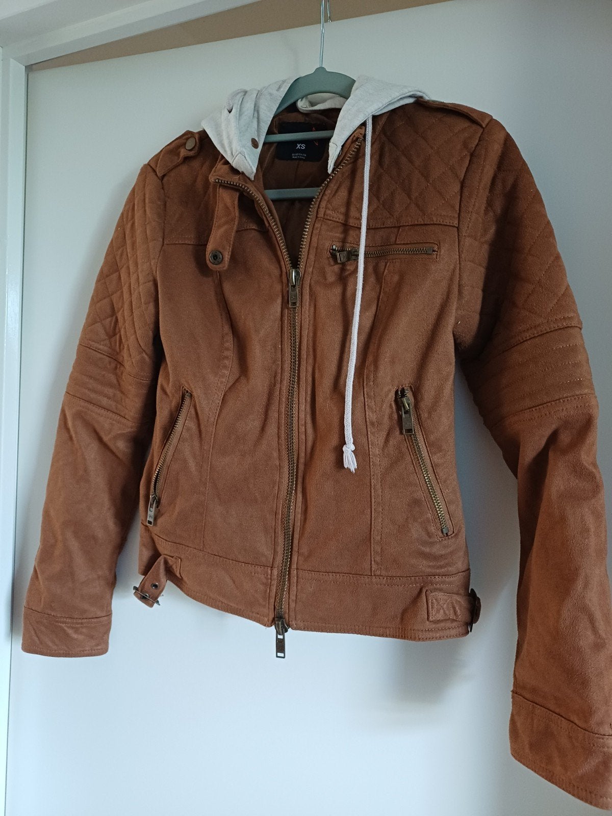 FB Sister suède look bikerjack met afneembare capuchon, Kleding | Dames, Jassen | Zomer, Gedragen, Maat 34 (XS) of kleiner, Bruin