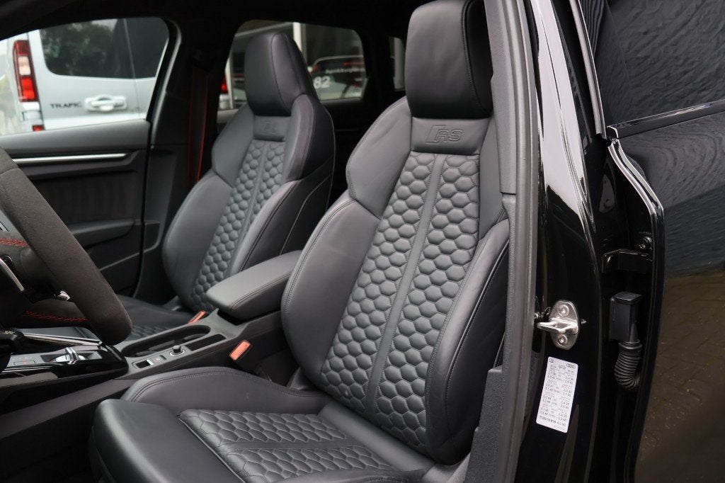 Audi RS3 Sportback (400PK) Keramisch/Pano/RS uitlaat/HUD/VOL, Automaat, Gebruikt, RS3, Zwart