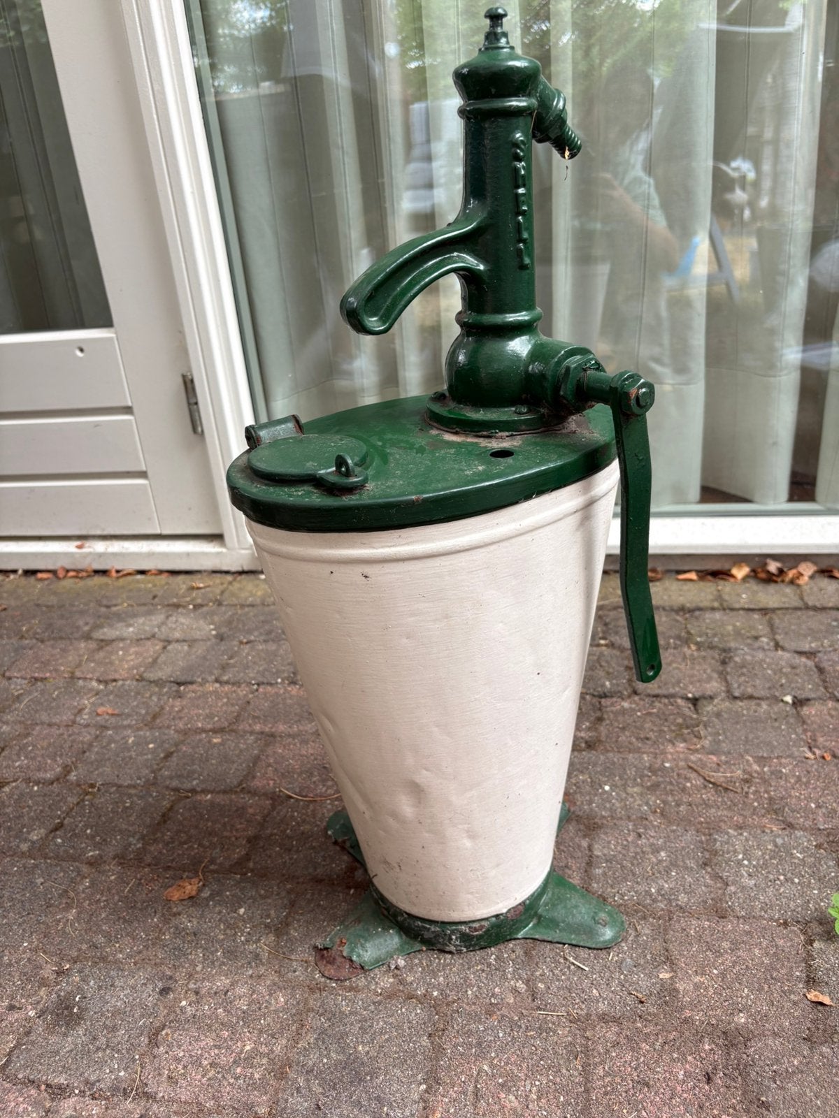 Oude shell pomp, Ophalen