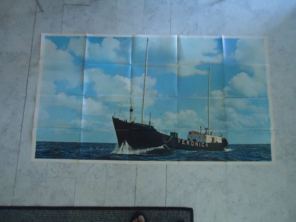 Veronica zendschip in actie op zee zeer  grote poster 160/90, Verzamelen, Posters, Verzenden, Rechthoekig Liggend, Nieuw, A1 t/m A3