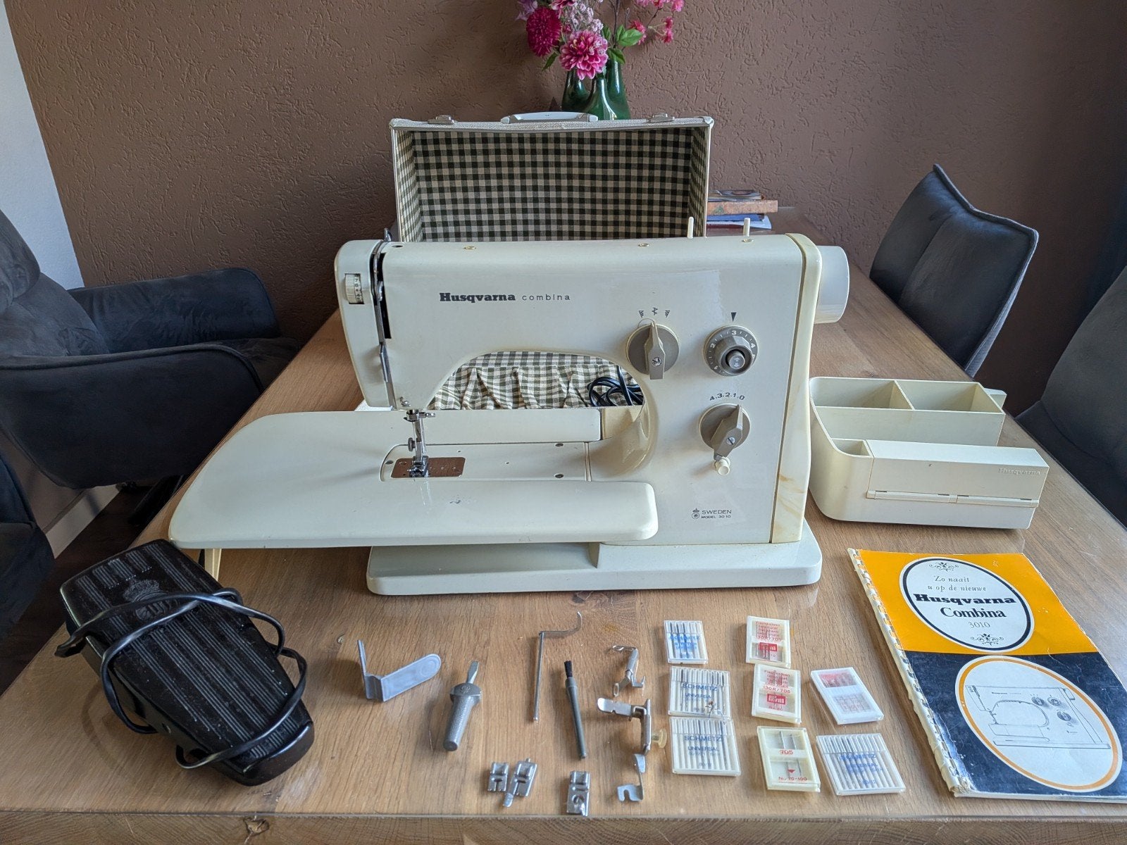 Husqvarna Combina 3010 Naaimachine met Koffer en Accessoires, Hobby en Vrije tijd, Naaimachines en Toebehoren, Ophalen