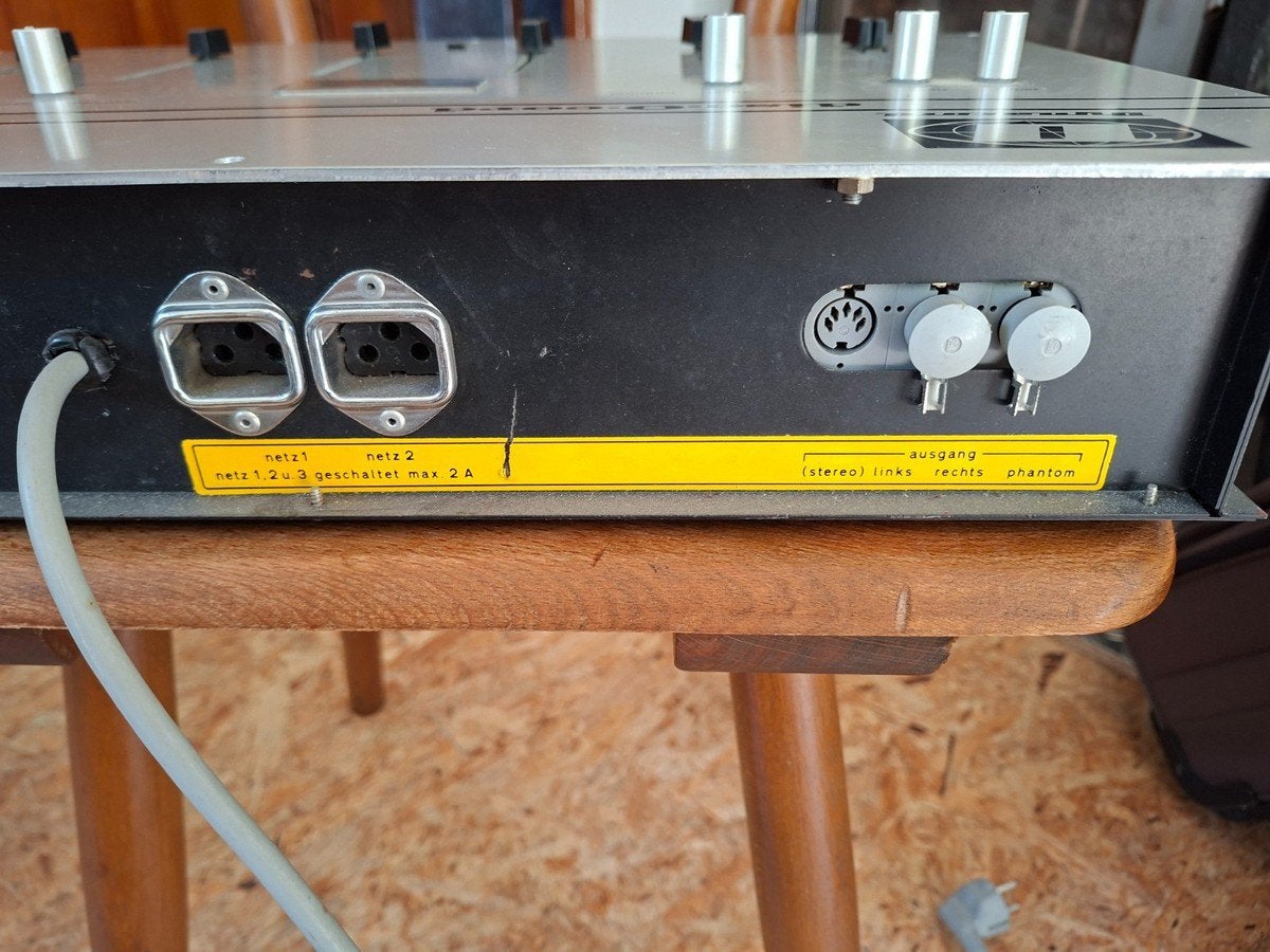 Gezocht haakse dinplug dynacord, Muziek en Instrumenten, Mengpanelen, Ophalen of Verzenden, Zo goed als nieuw