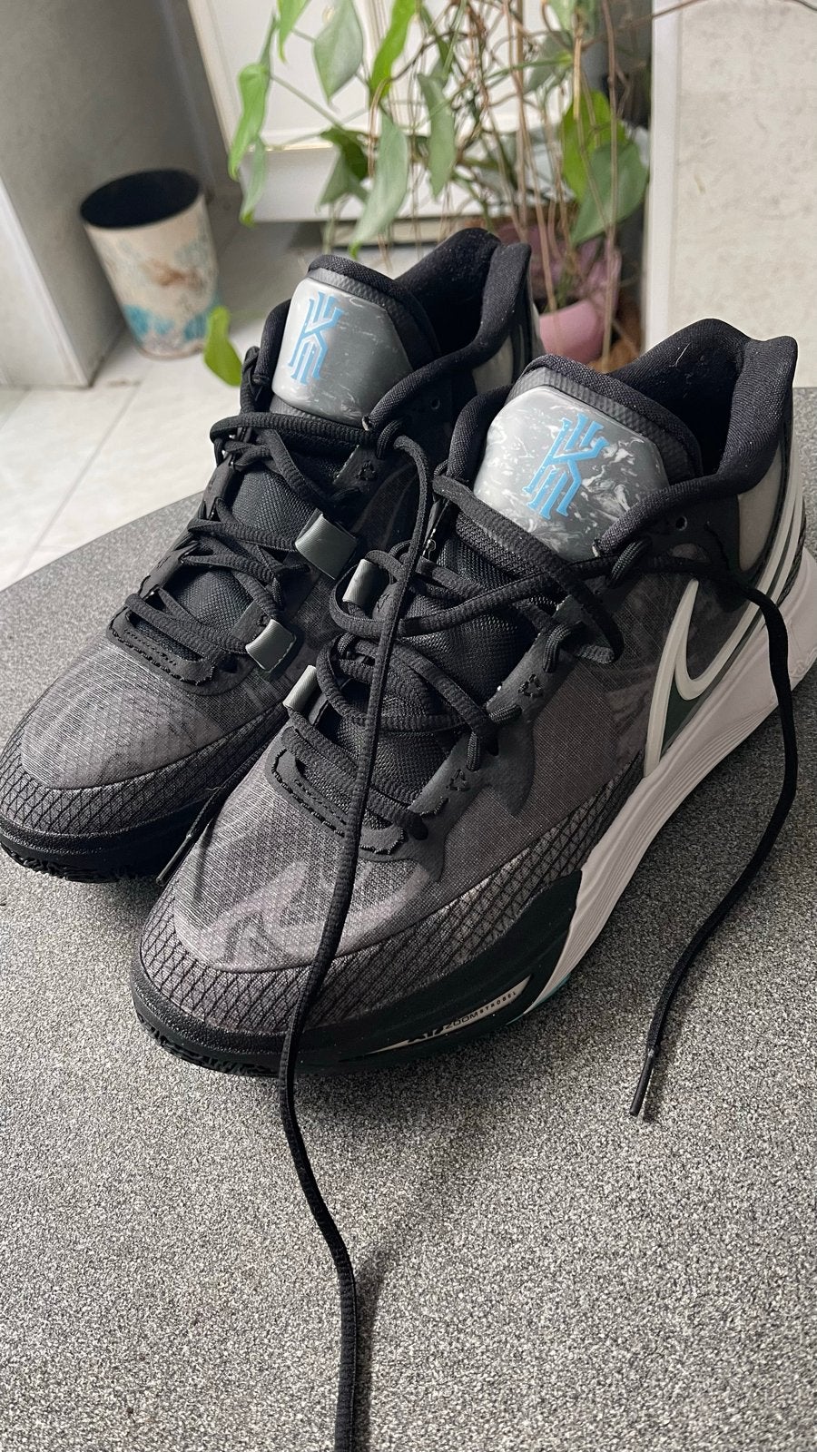 Nike Kyrie 8 Basketbalschoenen - Zwart/Grijs/Wit, Ophalen of Verzenden, Nieuw, Zwart, Sneakers of Gympen