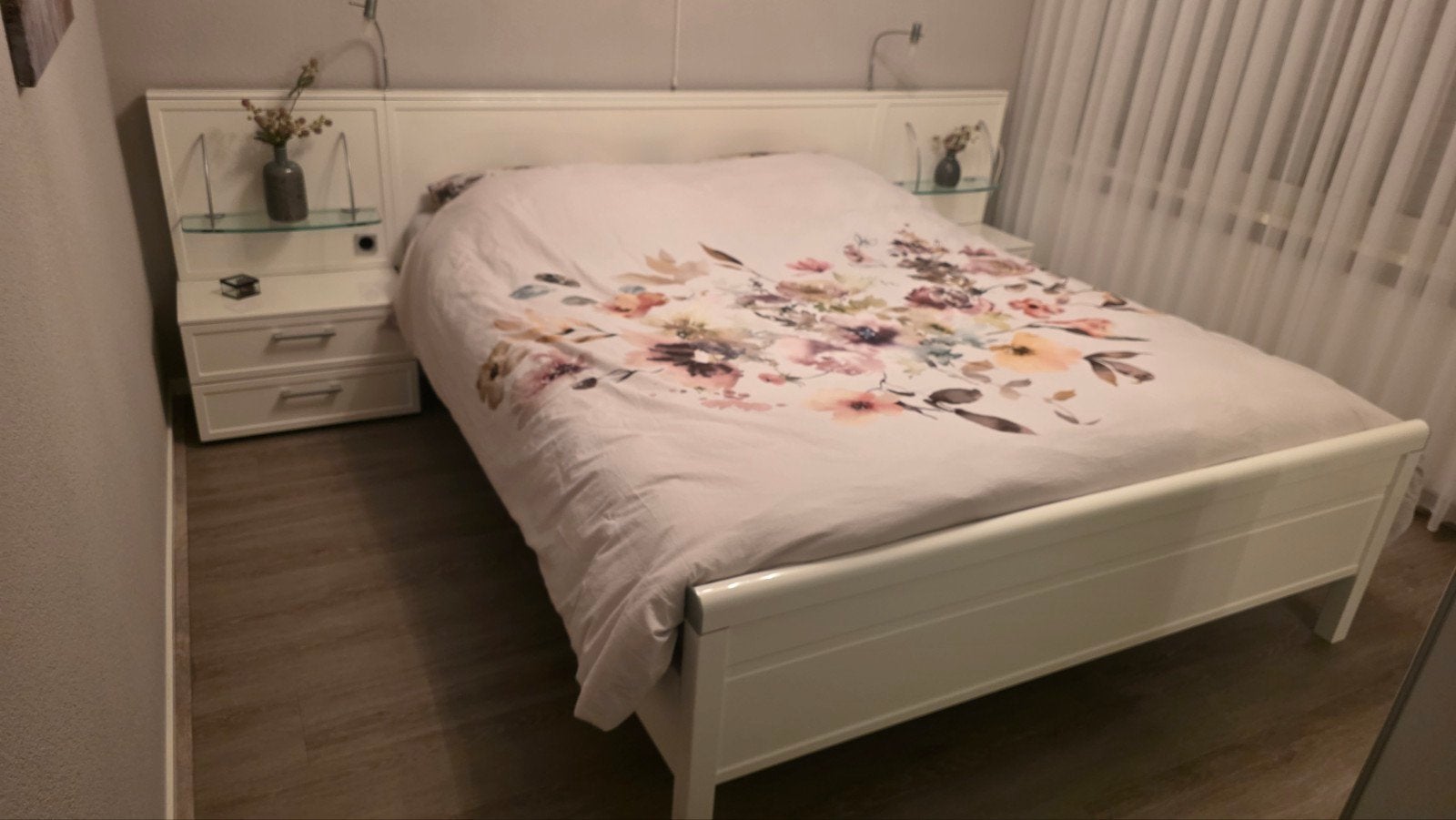 Compleet wit bed inclusief hoofdbord, 2 nachtkastjes + elekt, Huis en Inrichting, Slaapkamer | Bedden, Ophalen, Tweepersoons, Zo goed als nieuw