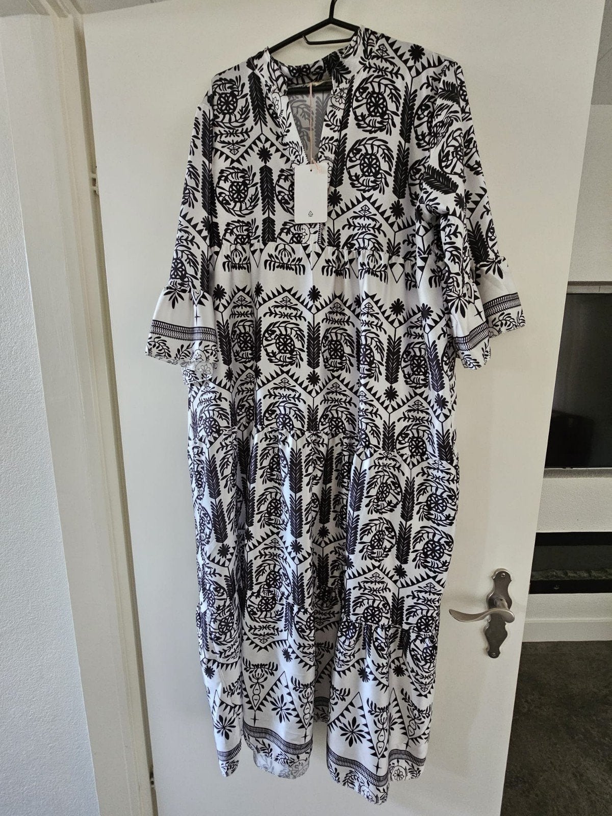 Zwart-witte maxi jurk met patroon, Kleding | Dames, Zwart, Maat 42/44 (L), Nieuw, Ophalen of Verzenden