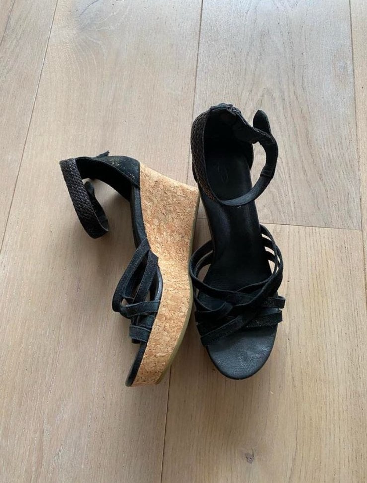 Ugg 40 plateau sleehak nieuwstaat, Kleding | Dames, Schoenen, Zwart, Zo goed als nieuw, Sandalen of Muiltjes, Ophalen of Verzenden