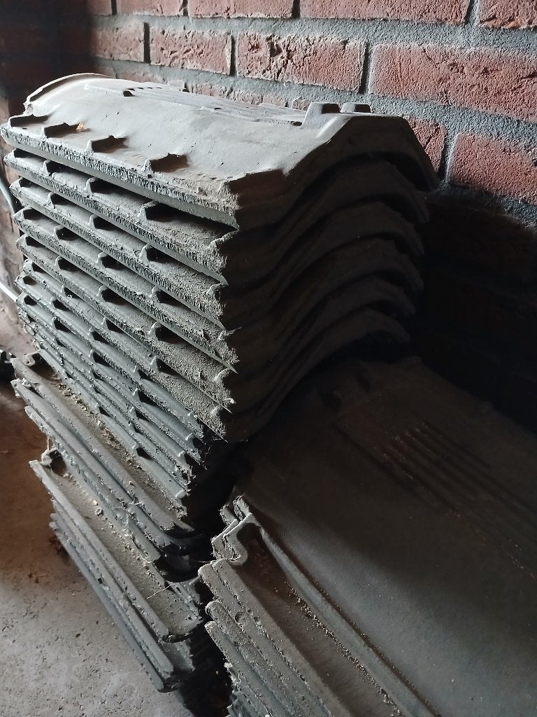Grijze dakpannen (37x27cm), Ophalen, Steen of Klei, Zo goed als nieuw, Minder dan 5 m²