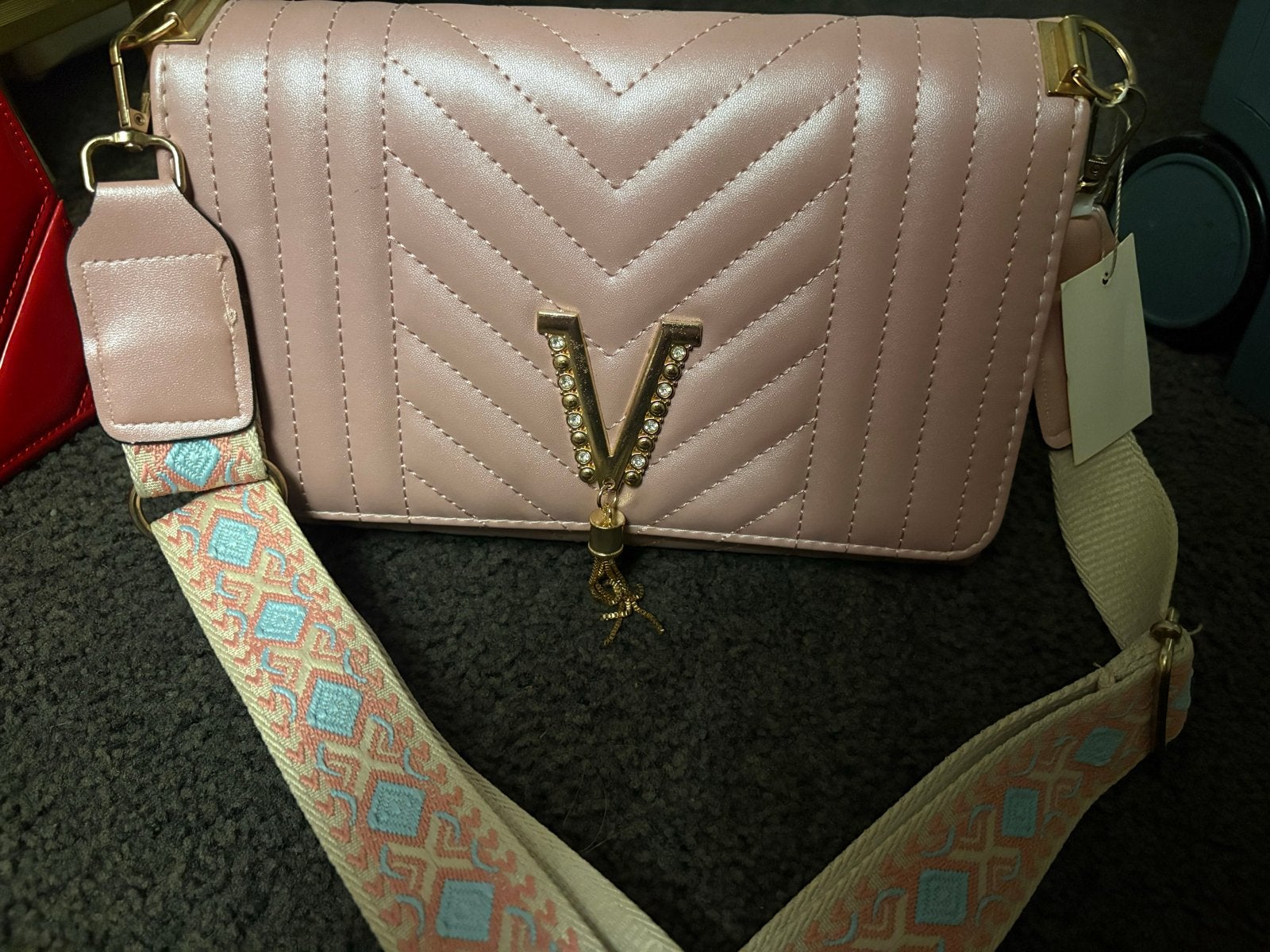 Nieuwe Roze Schoudertas met Decoratieve 'V', Ophalen of Verzenden, Nieuw, Roze, Schoudertasje