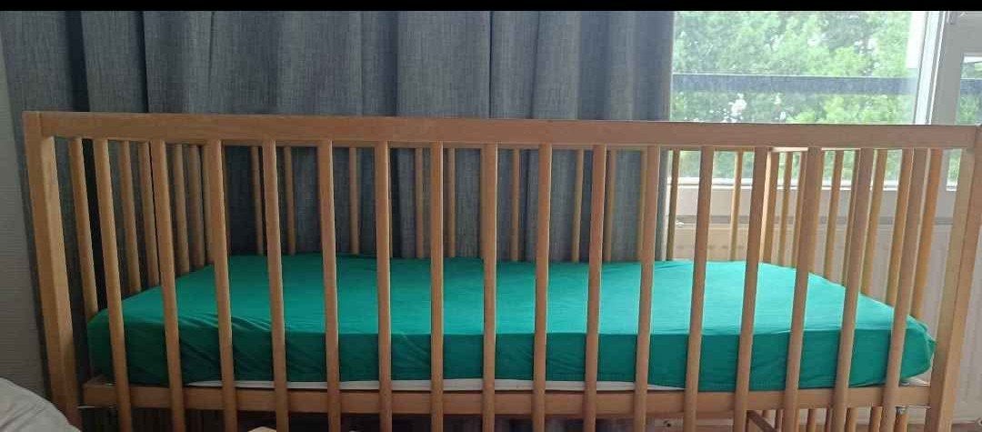 IKEA Houten Ledikant met Matras - Zo goed als nieuw, Kinderen en Baby's, Babywiegjes en Ledikanten, Ophalen of Verzenden, Zo goed als nieuw