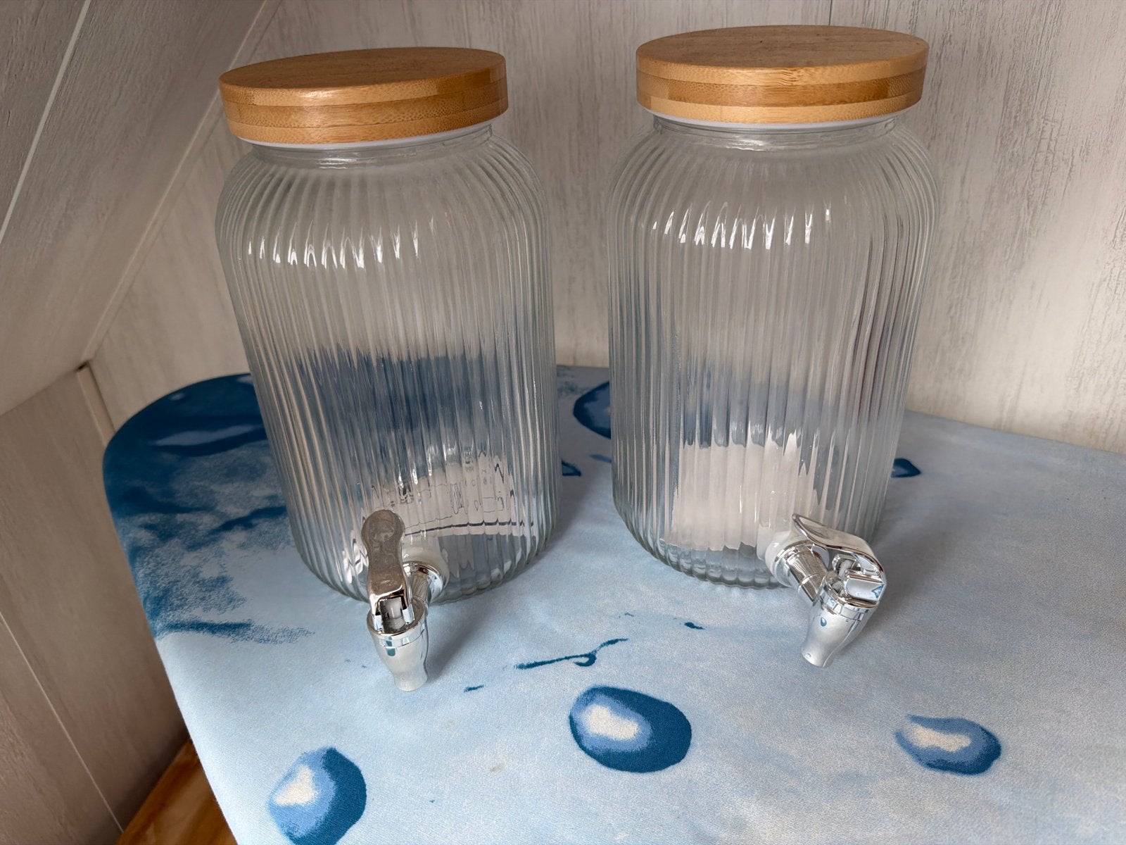 Nieuwe drankdispensers met kraantje en houten deksel (2 stuk, Overige typen, Ophalen, Nieuw, Glas