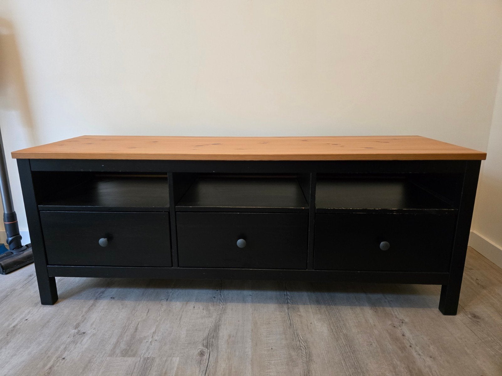 IKEA Hemnes TV-meubel zwart hout met 3 lades, Huis en Inrichting, Kasten | Televisiemeubels, Ophalen, Gebruikt, 100 tot 150 cm