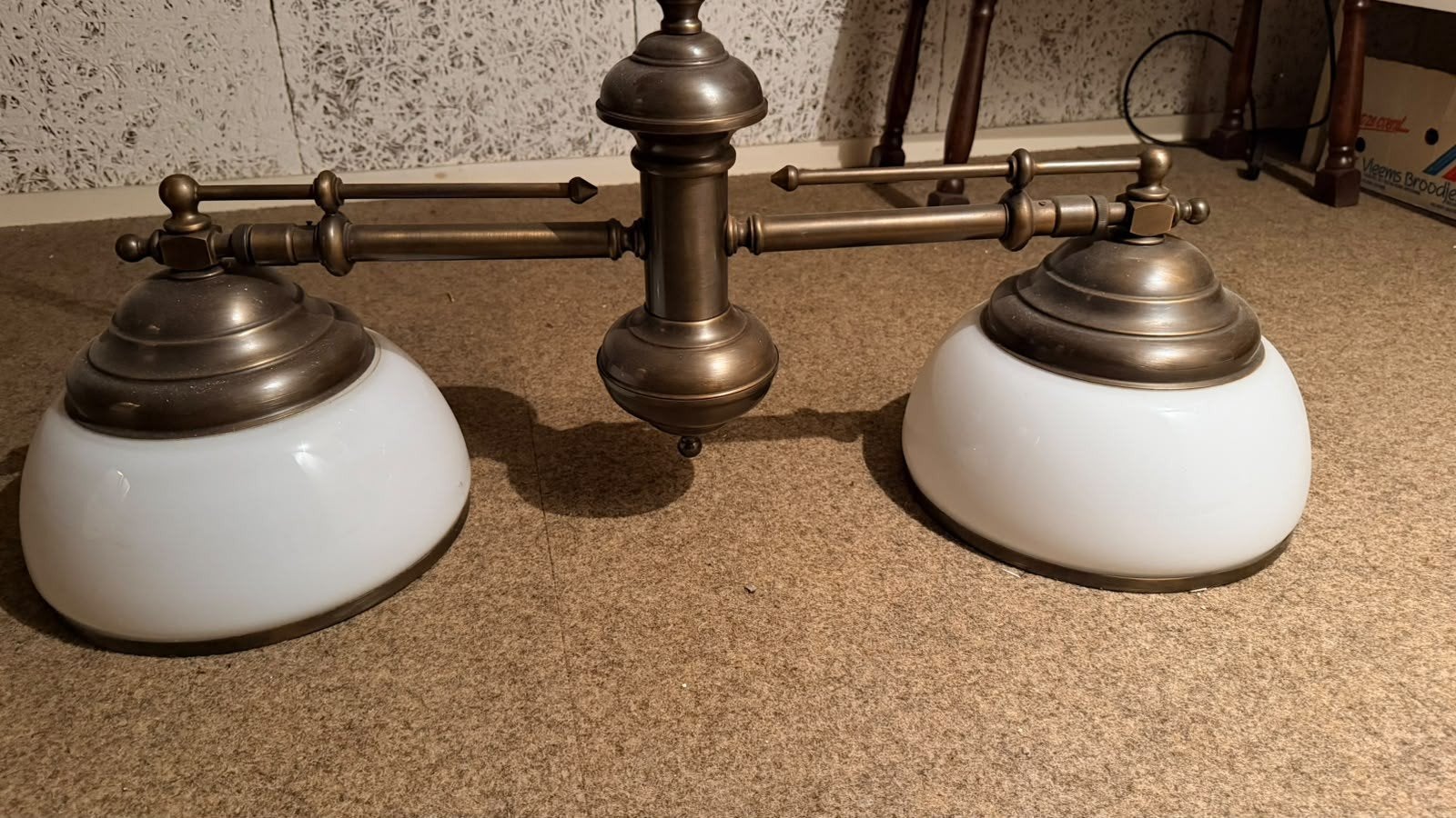 Vintage Messing Hanglamp met Twee Opaalglazen Kappen, Antiek en Kunst, Antiek | Lampen, Ophalen