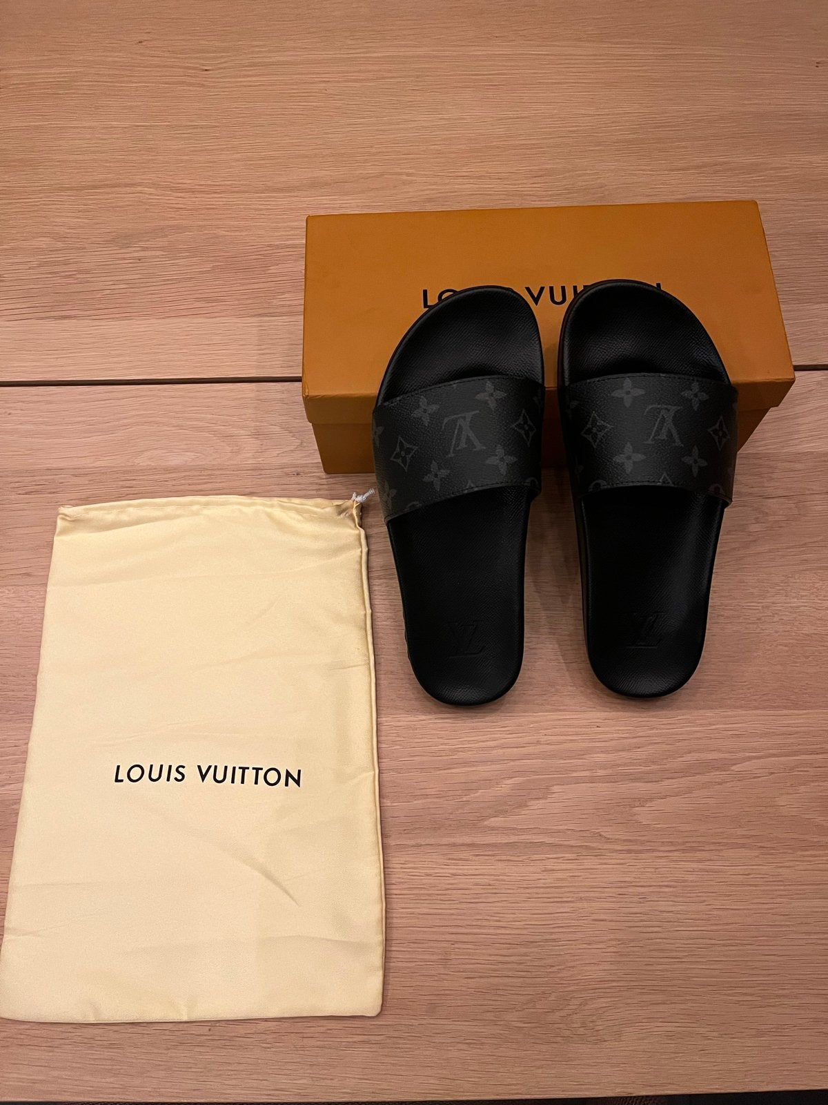 Louis Vuitton Monogram Eclipse Sliders - Maat 42, Verzenden, Zo goed als nieuw, Zwart, Slippers