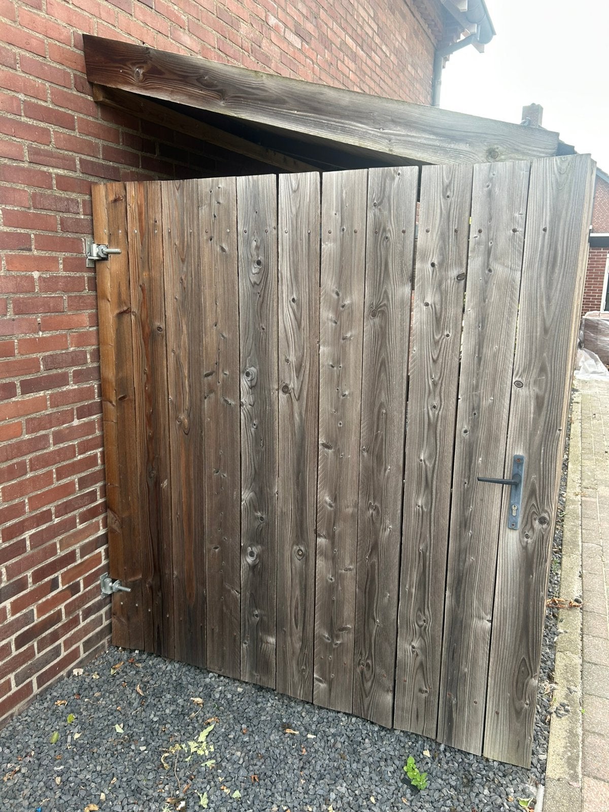 Poort met dak en gedeelte schutting, Tuin en Terras, Ophalen, 3 tot 6 meter, Hout, 1 tot 2 meter