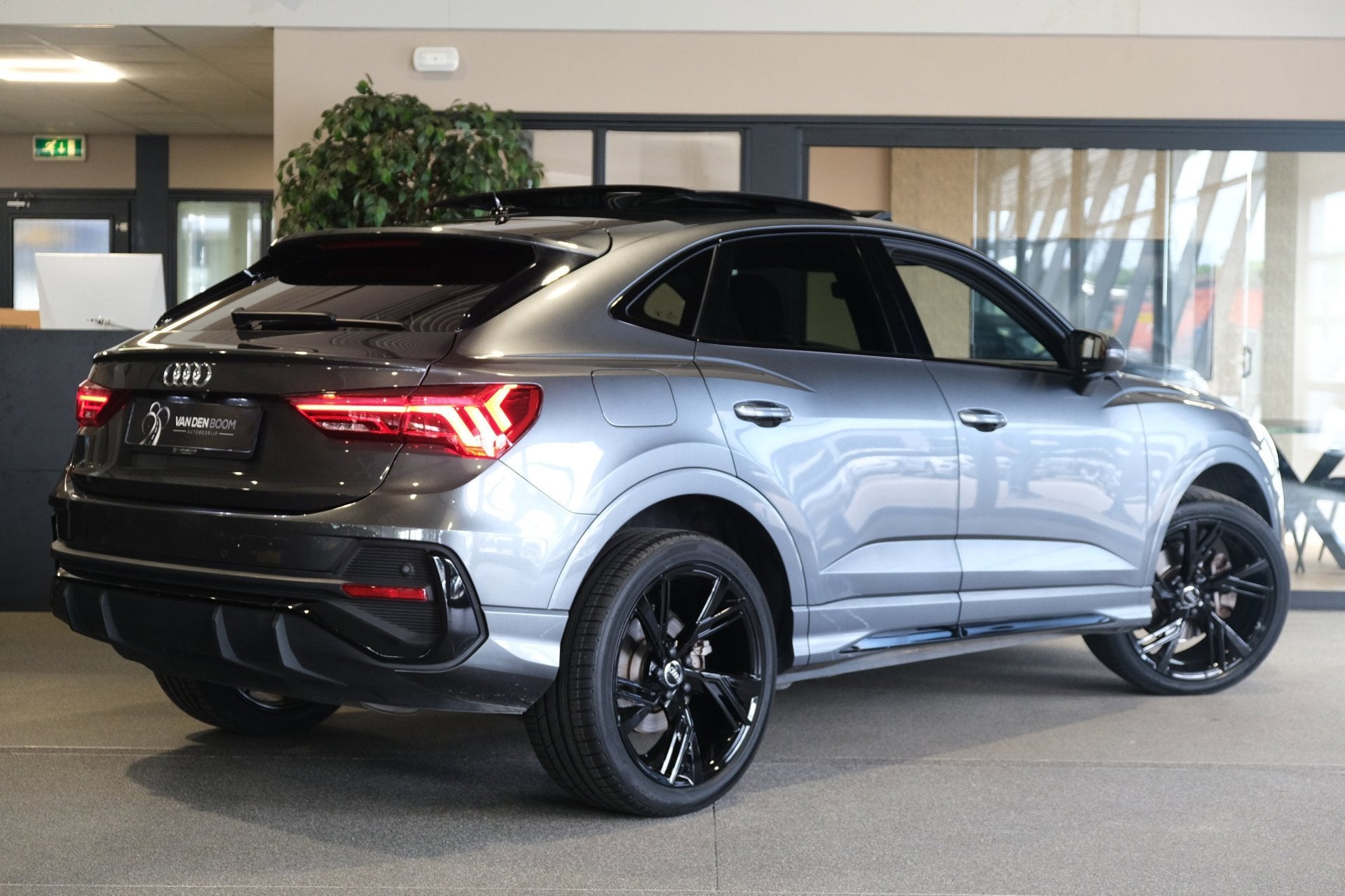 Audi Q3 Sportback 45 TFSI e 2x S-line 245PK Pano Matrix Led, Auto's, Audi, Gebruikt, Zwart, Hybride Elektrisch/Benzine, SUV of Terreinwagen