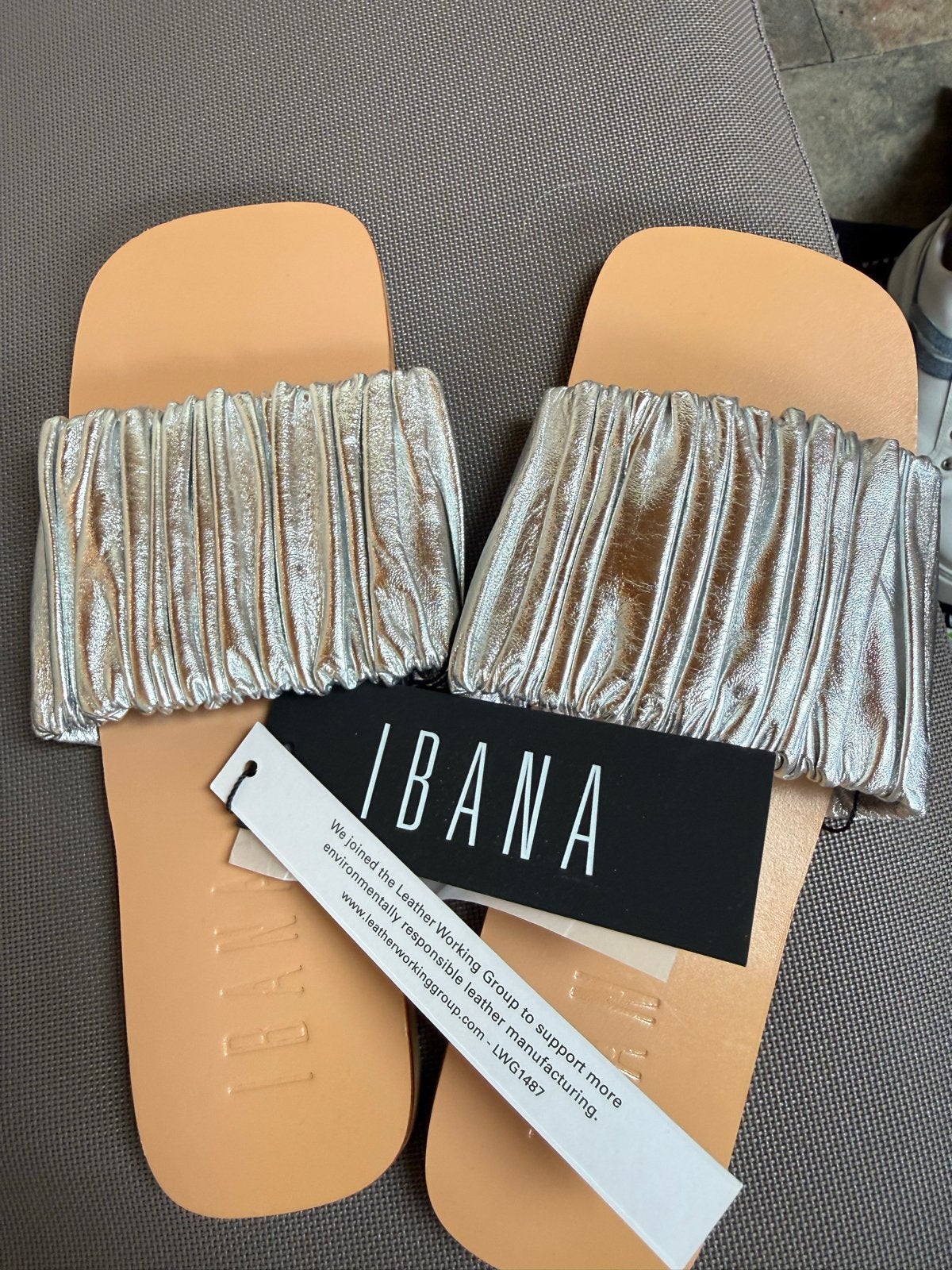 Nieuwe Ibana zilveren lederen slippers maat 39, Ophalen of Verzenden, Nieuw, Overige kleuren, Slippers