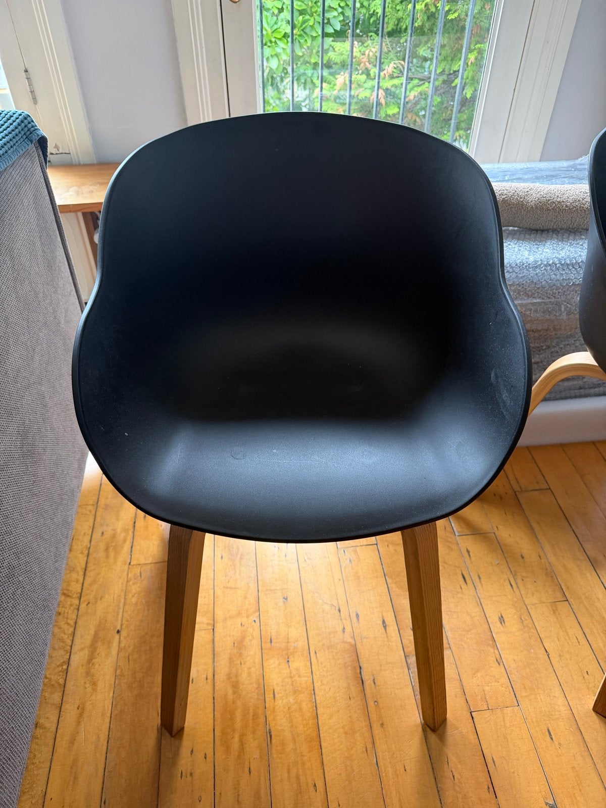 Zwarte stoelen met houten poten - Gebruikt, Huis en Inrichting, Stoelen, Ophalen, Gebruikt, Zwart, Vier