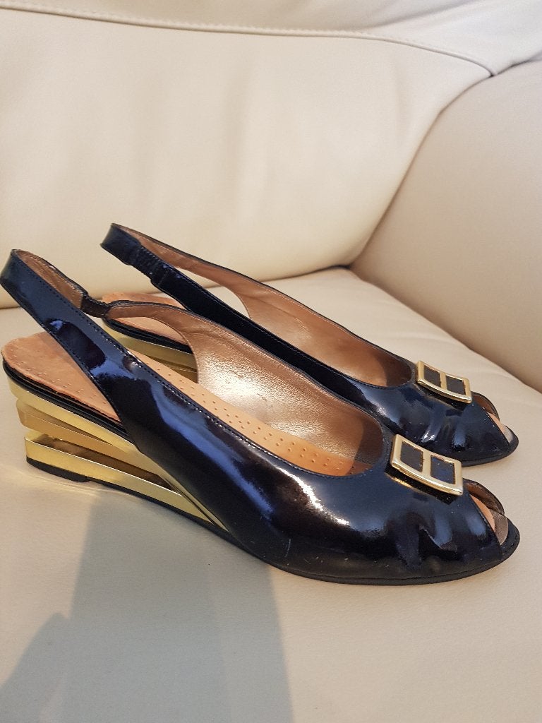 Te koop prachtig zwart leder schoenen chique mt39 gouden hak, Kleding | Dames, Schoenen, Zwart, Ophalen of Verzenden, Zo goed als nieuw