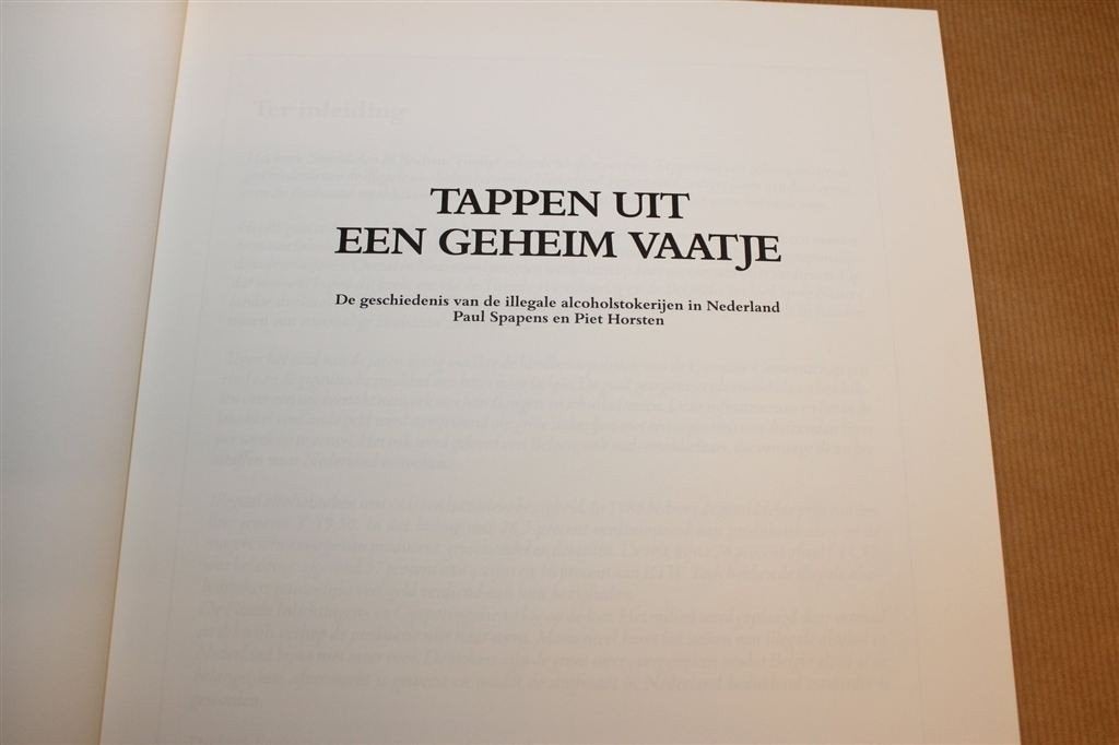 Tappen uit een Geheim Vaatje — Illegale Stokerijen NL, Ophalen of Verzenden, Gelezen