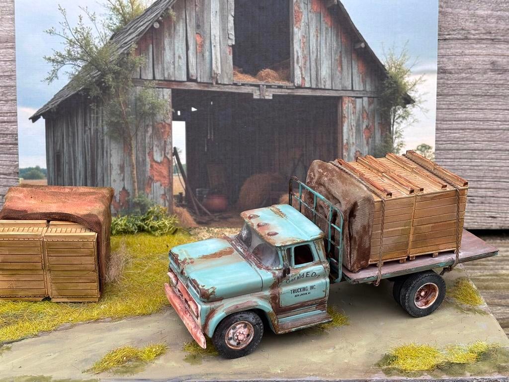 Chevrolet C 60 Flatbed truck 1:43 met thema display, Ophalen of Verzenden, Bus of Vrachtwagen