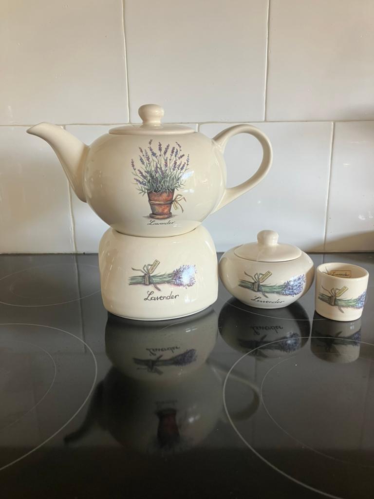 Theepot met theelicht, suikerpot en eierdop- Lavendel design, Keramiek, Overige typen, Ophalen of Verzenden, Zo goed als nieuw