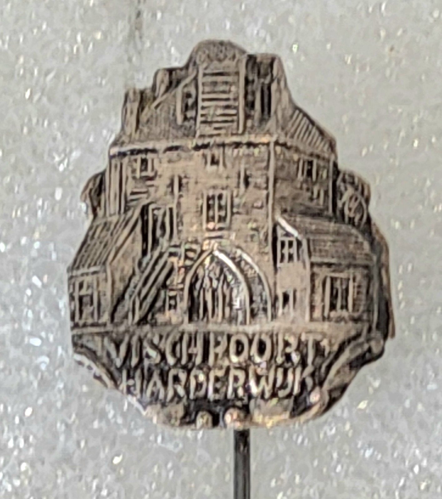 Vintage Speldje Vischpoort Harderwijk, Ophalen of Verzenden, Gebruikt, Stad of Land, Speldje of Pin