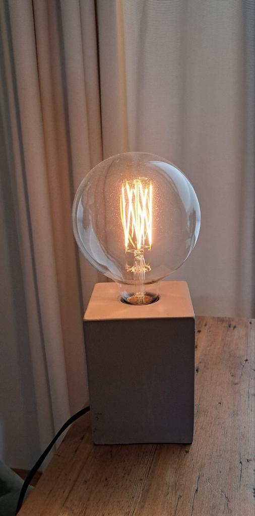 Betonnen tafellamp met dimmer en Edison LED lamp, Huis en Inrichting, Lampen | Tafellampen, Zo goed als nieuw, Minder dan 50 cm
