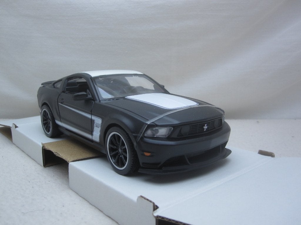 Ford Mustang Boss 302  2006 matzwart/wit 1:24 Maisto, Ophalen of Verzenden, Nieuw, Auto, Maisto