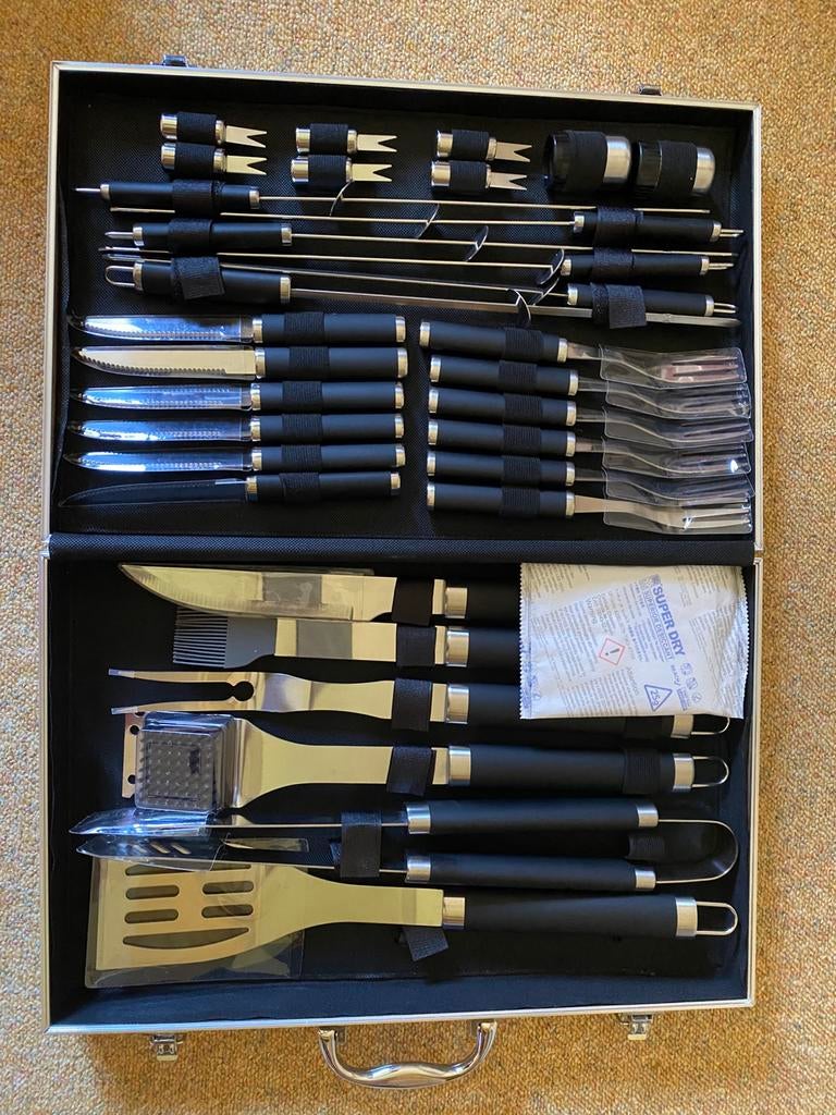Nieuwe 33-delige RVS bestek set BBQ barbecue koffer, Ophalen of Verzenden, Nieuw, Rvs of Chroom, Bestekset