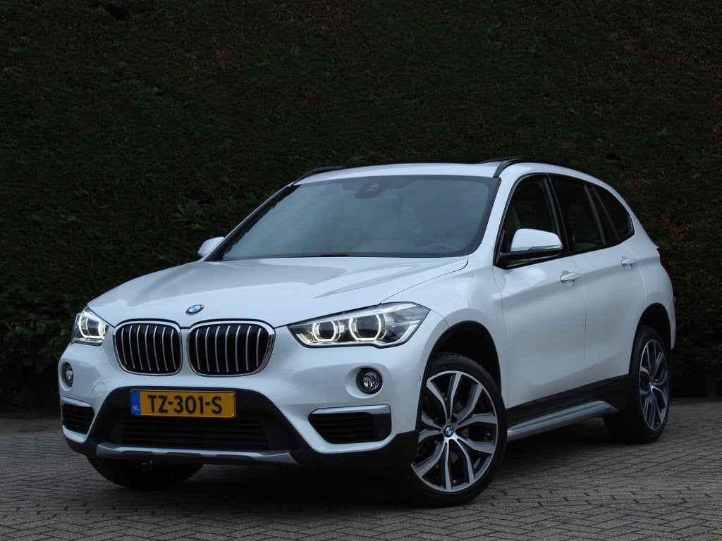 BMW X1 sDrive20i Orange Edition II | 1e eigenaar | Panoramad, Auto's, 1998 cc, Wit, Bedrijf, SUV of Terreinwagen