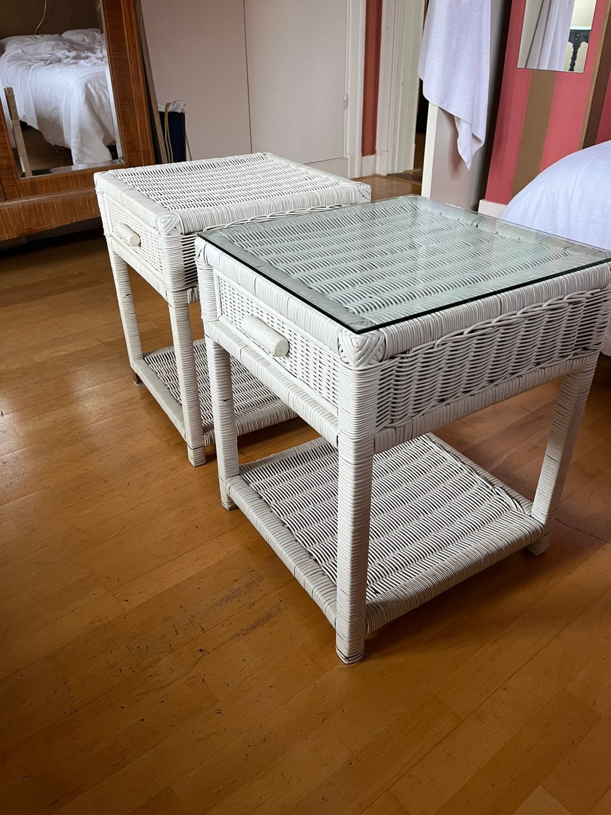 2 witte rotan nachtkastjes met lade, Ophalen, Overige materialen, Gebruikt, 55 tot 70 cm