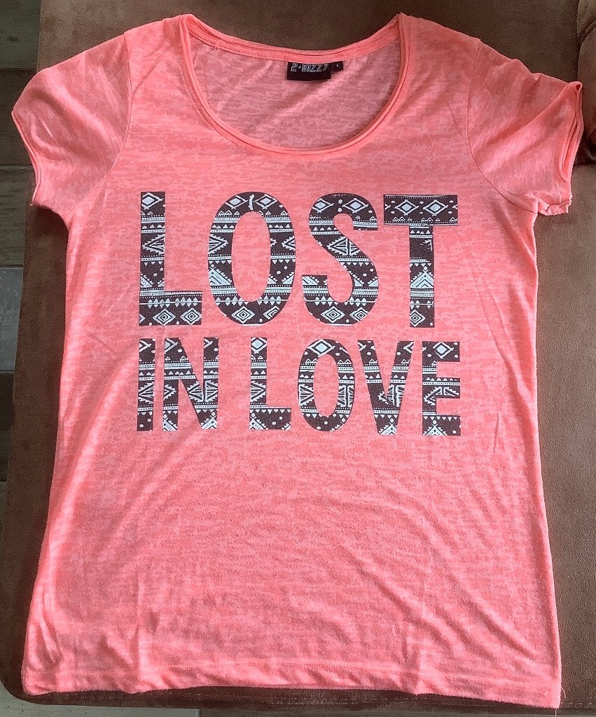Zalm kleurig t-shirt merk 2-Bizzy maat tekst Lost in love, Kleding | Dames, Maat 38/40 (M), 2-Bizzy, Ophalen of Verzenden, Zo goed als nieuw