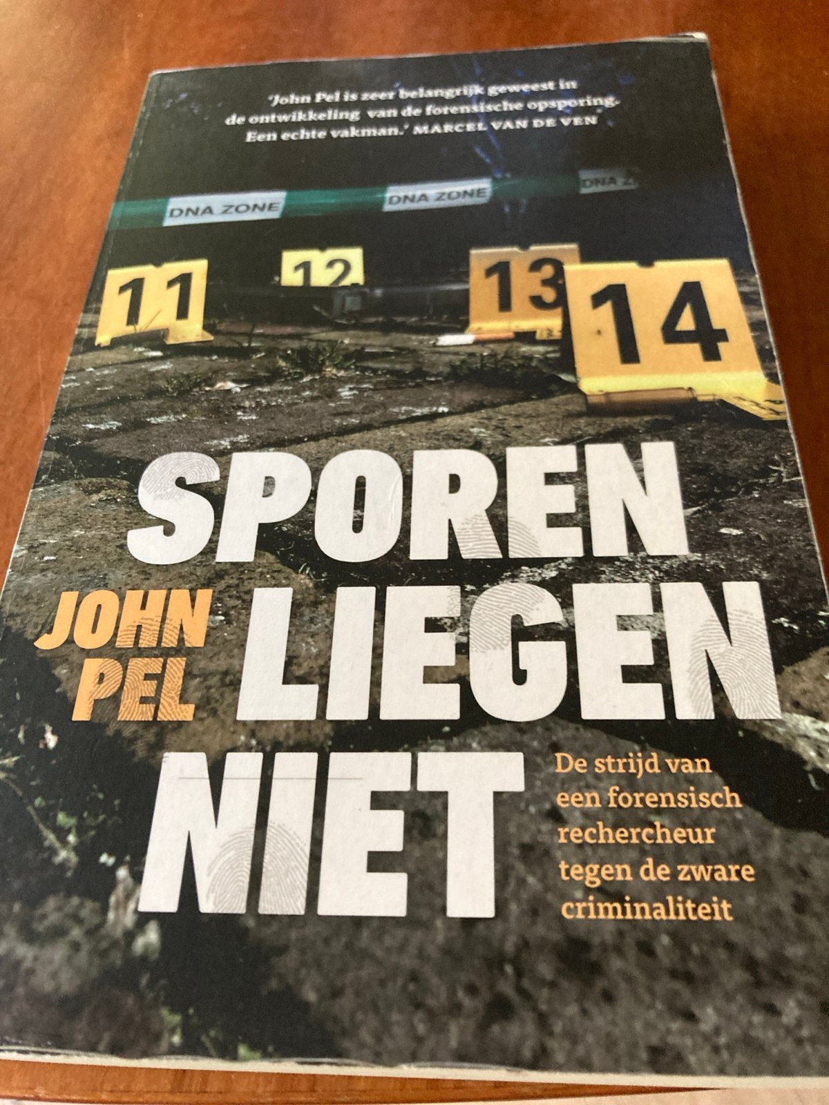 Sporen Liegen Niet - John Pel (Forensisch Onderzoek), Ophalen of Verzenden, Gelezen